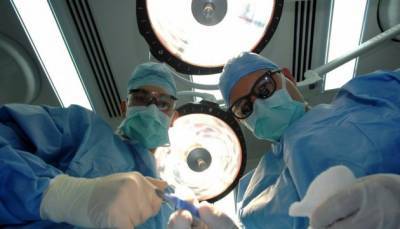 Хирургическая маска и перчатки: случайное появление привычных вещей
