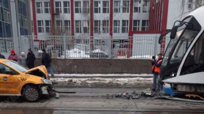 В центре Москвы такси врезалось в трамвай
