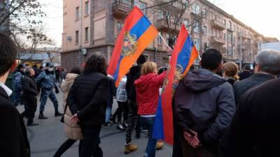 Митингующие в Ереване развернули большой флаг Армении