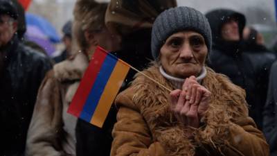 Демонстранты развернули большой флаг Армении в Ереване