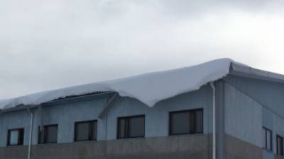 «Гора» снега упала с крыши на девочку в Северодвинске