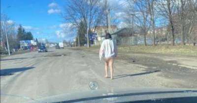 На Закарпатье обнаженная и босая женщина разгуливала по дороге: фото