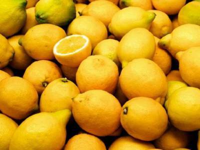 На Чернігівщині мешканці збирають лимони, які впали в Десну разом з фурою, де загинув турецький водій