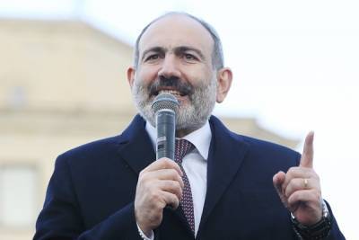 Премьер Армении вышел к своим сторонникам на митинге в центре Еревана
