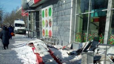Вывеска магазина рухнула на пенсионерку в Нижнем Новгороде