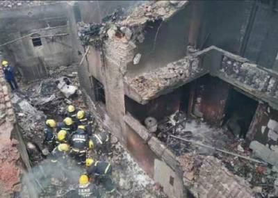 В Китае погибло пять человек после падения самолета на жилые дома