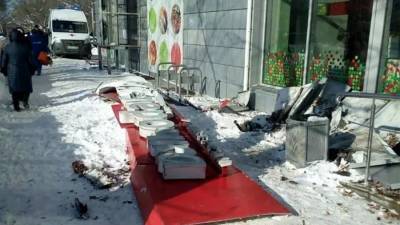 Вывеска магазина упала на женщину в Нижнем Новгороде