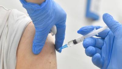 Прививку от COVID-19 сделали уже четверть миллиона петербуржцев