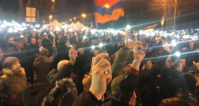 Армения без, или с Николом? Сторонники и противники Пашиняна зажгли фонари