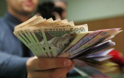 В Украине выросла средняя зарплата на 15%: данные Госстата
