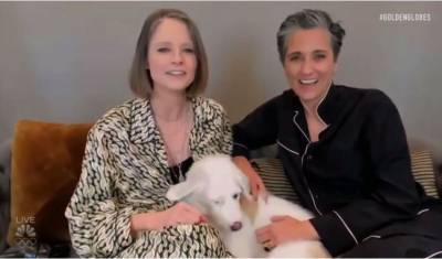 Босая и в пижаме Джоди Фостер поблагодарила за свой «Золотой глобус» собаку и жену