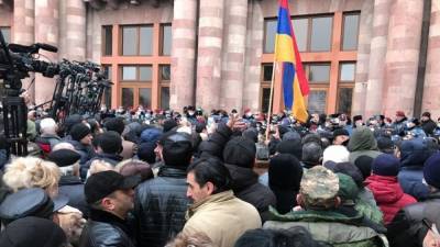 Сразу два митинга сторонников и противников Пашиняна начались в Ереване