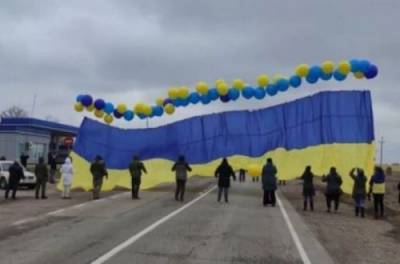 В сторону Крыма полетел украинский флаг с посланиями