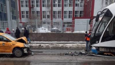 В ДТП с такси и трамваем в Москве пострадала женщина