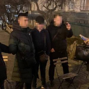 В Киеве на взятке в 8 тыс. долларов задержали двух чиновников РГА. Фото
