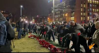 Сторонники Пашиняна возложили цветы у памятника Мясникяну - в память жертв событий 1 марта