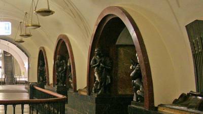 Бронзовая скульптура в метро Москвы лишилась пальца