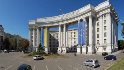 МИД Украины заподозрил сотрудников посольства в контрабанде сигарет
