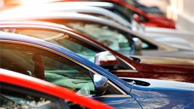 Продажи новых легковых авто упали в феврале на 9%