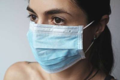Медики объяснили, может ли ношение двух масок усилить защиту от коронавируса