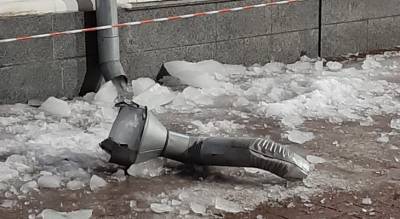 Лед с крыши оторвал водосточную трубу со здания мэрии Ярославля