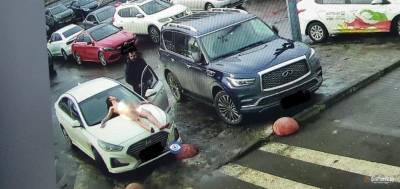 В Петербурге у ТК «Южный полюс» голый гражданин изображал звезду на капоте машины
