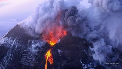 На Камчатке начал извергаться вулкан Ключевская сопка (видео)