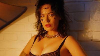 Секс-символ Даша Астафьева взбудоражила сеть эротическими фото в леопардовом белье