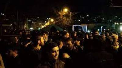 В Ереване протестующие полностью заблокировали парламент Армении