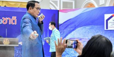 Премьер Таиланда распылил антисептик на журналистов, которые задали неудобный вопрос — видео