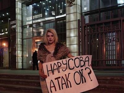 "Нарусова, а так ок?": Софико Арифджанова объяснила свой пикет в свадебном платье у Совфеда