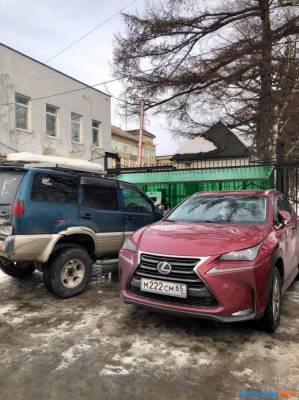 В Южно-Сахалинске владельцы обычных авто мешают заправлять электрокары