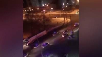 "Пошла жара": в Екатеринбурге семь машин ДПС гонялись со стрельбой за легковушкой — видео