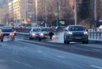 Неадекватный, но закалённый мужчина настойчиво пытался попасть под колёса в Петербурге