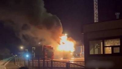 На границе с Россией среди пропускного пункта загорелся грузовик: видео
