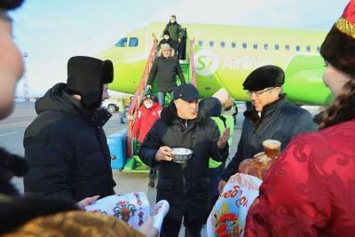 Глава Бурятии лично встретил в аэропорту осетинского сенатора-борца Фадзаева