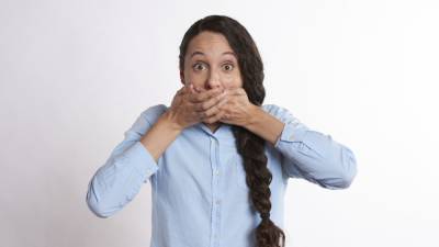 Коронавирус может стать причиной появления неприятного запаха изо рта