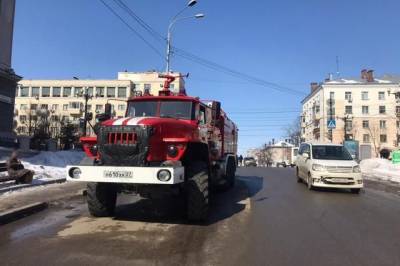 В центре Хабаровска пожарная машина протаранила седан
