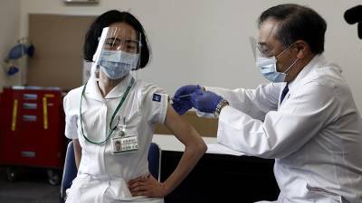 В Японии за сутки выявили еще девять случаев аллергии на вакцину Pfizer