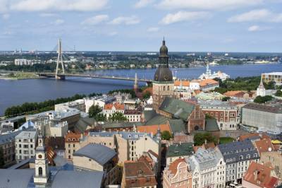 Латвия решила возобновить авиасообщение с Россией