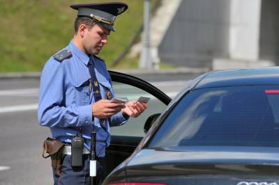 Имеет ли право сотрудник ГИБДД забирать документы водителя в служебную машину?