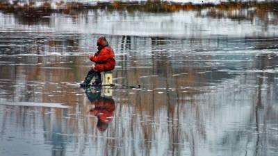 Рыбаков с отколовшейся льдины в Финском заливе спасали с помощью вертолета