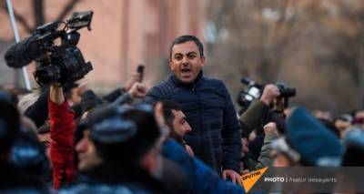 Заблокированная оппозицией ул. Демирчяна: как прошла ночь у парламента Армении – видео