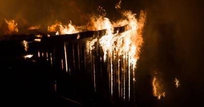 В Неманском районе больше десяти пожарных тушили горящую крышу дома