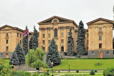 Оппозиция Армении не перестала блокировать входы в парламент