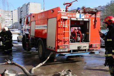 Эвакуировали 30 человек, из них 6 детей. В Гродно на пожаре погиб пенсионер, работники МЧС спасли его жену и сына
