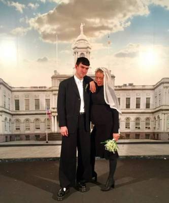 Невеста в черном: Хлоя Севиньи поделилась фото со своей тайной свадьбы