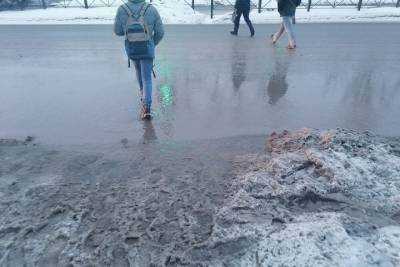 В Оренбурге жители на пешеходных переходах тонут в лужах