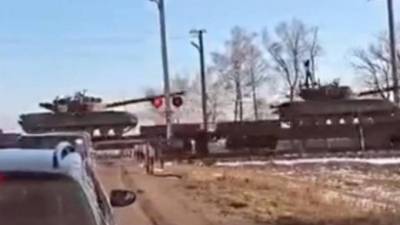 Опубликовано видео переброски эшелона БТР и танков ВСУ на Донбасс