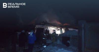 Два человека погибли при пожаре в частном доме в Татарстане — видео